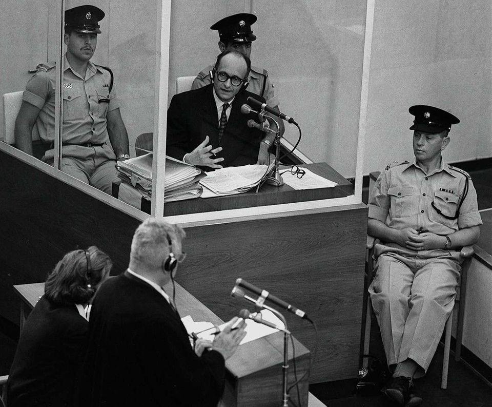 Adolph Eichmann in einem Glaskasten während seines Prozesses 1961