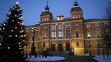 Rathaus von außen in Oulu mit beleuchtetem Weihnachtsbaum