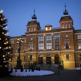 Rathaus von außen in Oulu mit beleuchtetem Weihnachtsbaum