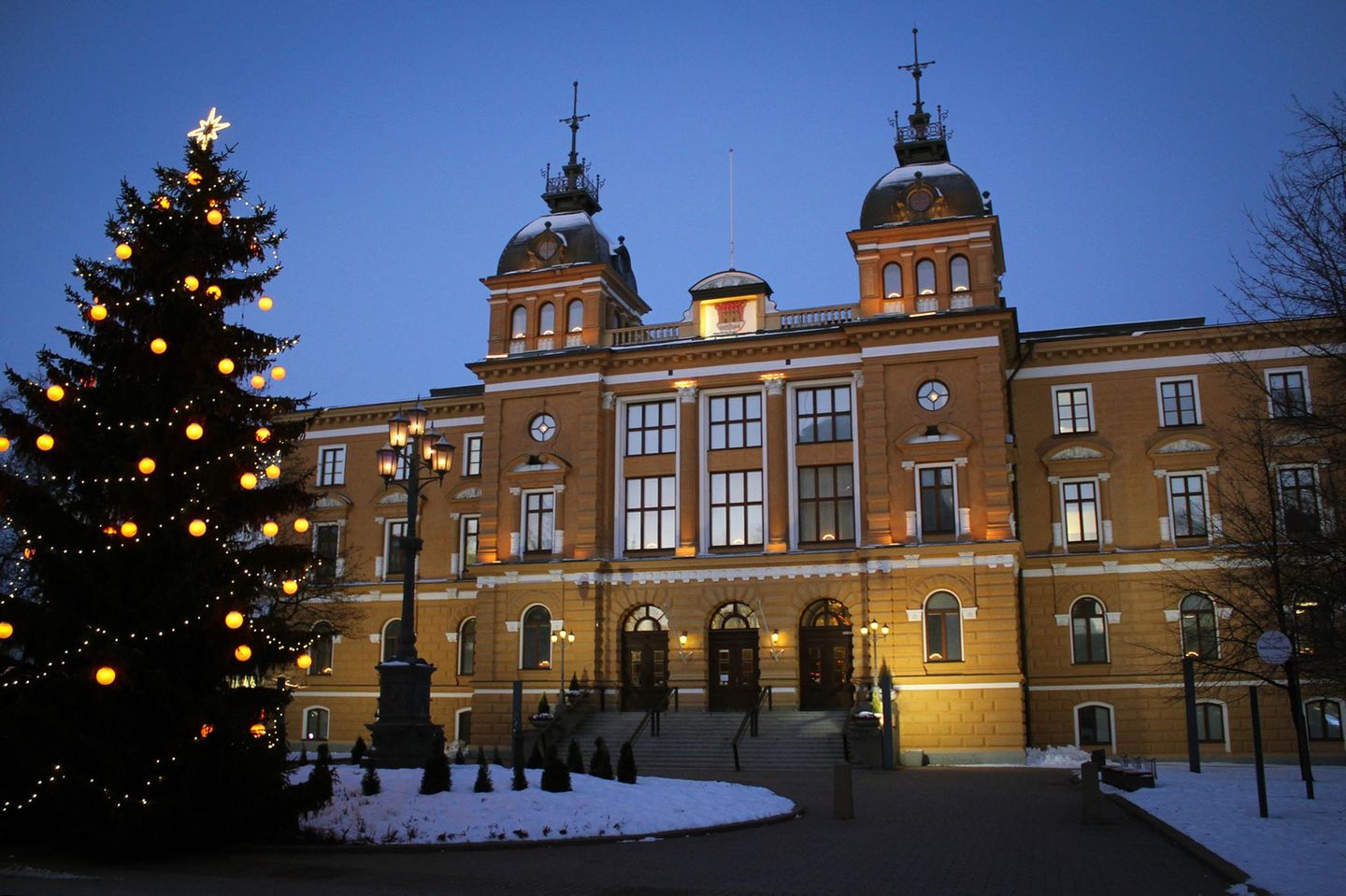 Rathaus von außen in Oulu mit beleuchtetem Weihnachtsbaum