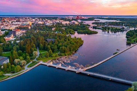 Stadtübersicht Oulu bei Sonnenuntergang