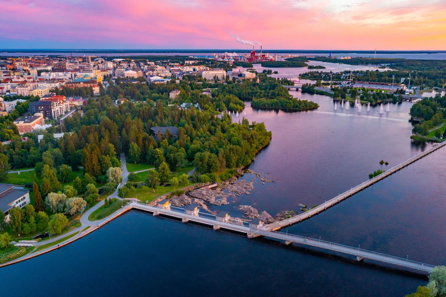 Stadtübersicht Oulu bei Sonnenuntergang