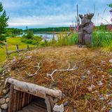 Figur vorm See im Steinzeitdorf in Finnland
