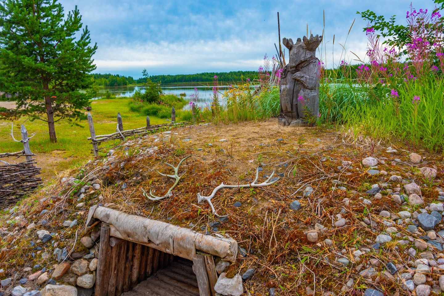 Figur vorm See im Steinzeitdorf in Finnland
