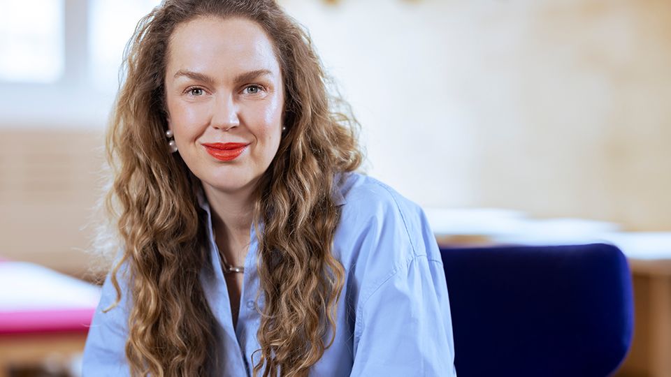 Lotte Warnsholdt blickt in Kamera