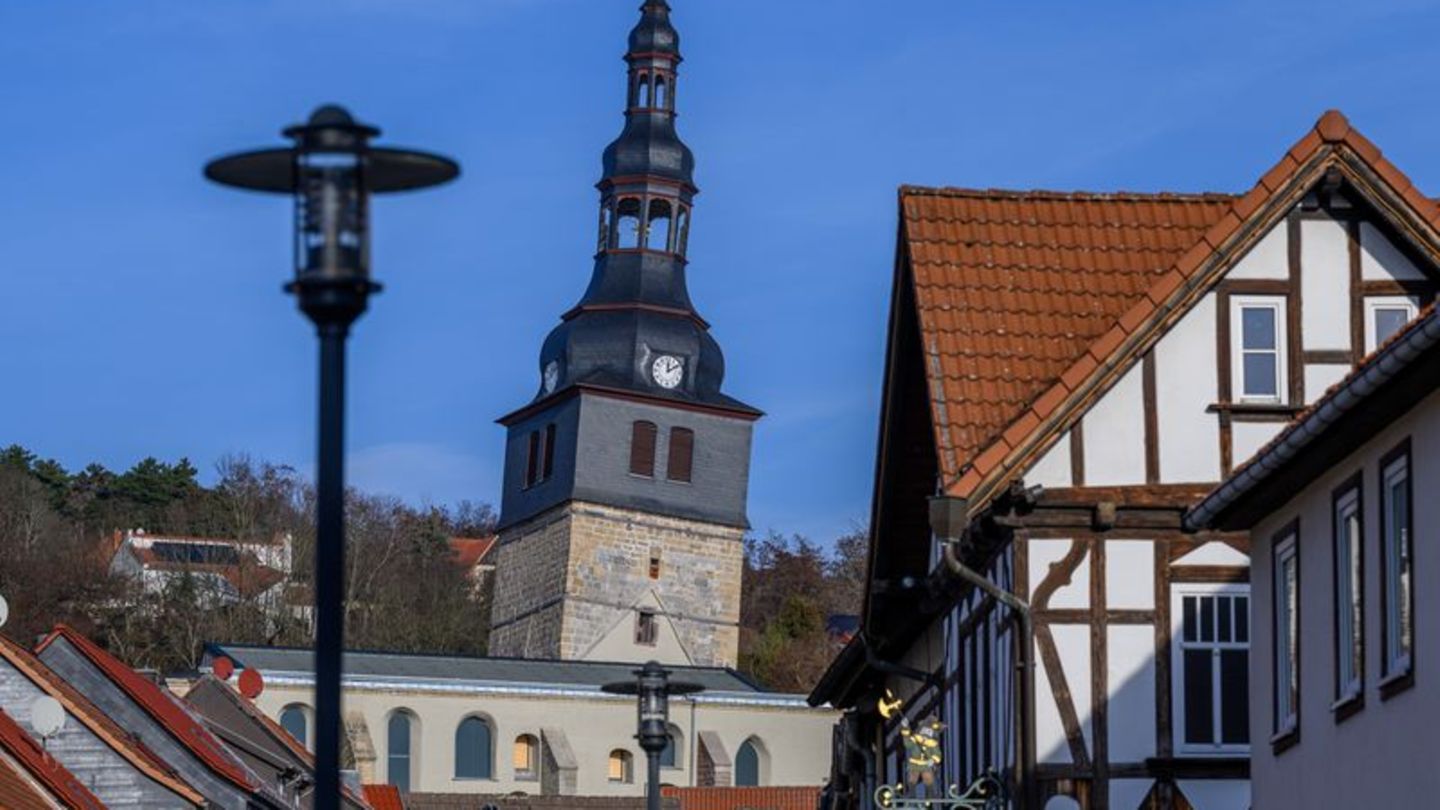 Mit einem Überhang von inzwischen 4,86 Metern ragt der Turm der Oberkirche über die Hausdächer von Bad Frankenhausen. Foto: Hend