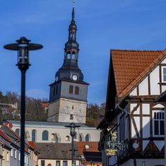 Mit einem Überhang von inzwischen 4,86 Metern ragt der Turm der Oberkirche über die Hausdächer von Bad Frankenhausen. Foto: Hend