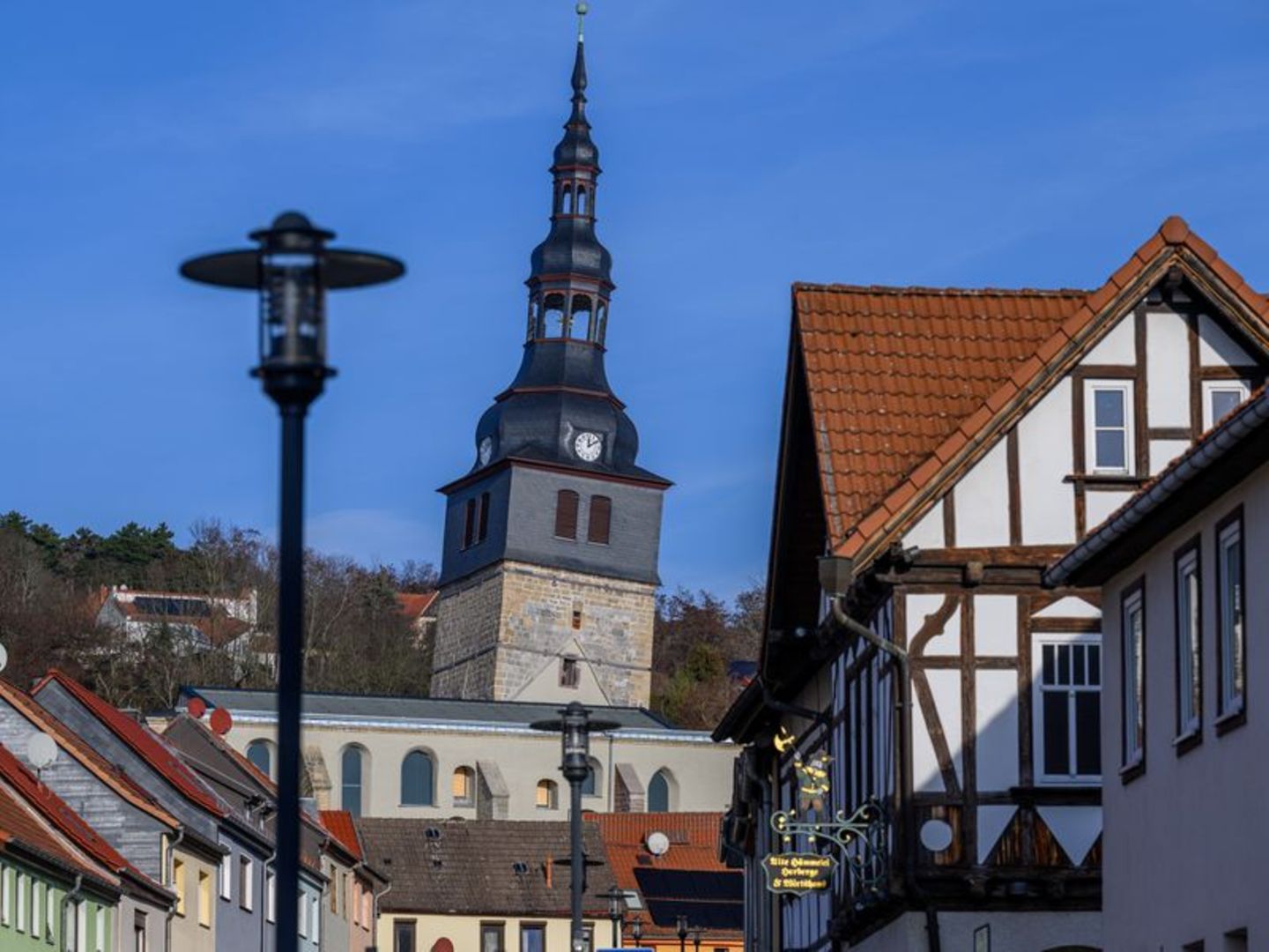 Mit einem Überhang von inzwischen 4,86 Metern ragt der Turm der Oberkirche über die Hausdächer von Bad Frankenhausen. Foto: Hend