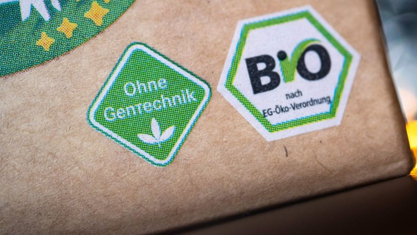 Das Siegel "Ohne Gentechnik"gibt es seit 2009; auch Bio-Lebensmittel müssen "ohne" sein. Foto: Sina Schuldt/dpa
