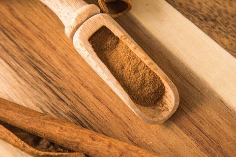 Zimtliebhaber aufgepasst! Wer viel mit Zimt würzt, sollte Ceylon-Zimt bevorzugen, da er deutlich weniger Cumarin als Cassia-Zimt