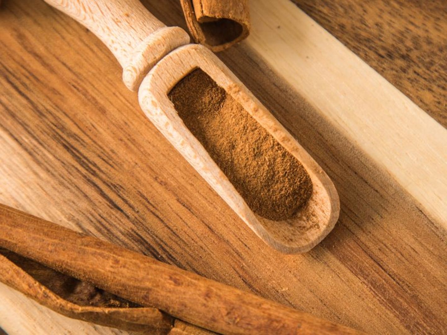 Zimtliebhaber aufgepasst! Wer viel mit Zimt würzt, sollte Ceylon-Zimt bevorzugen, da er deutlich weniger Cumarin als Cassia-Zimt