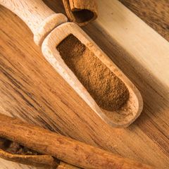 Zimtliebhaber aufgepasst! Wer viel mit Zimt würzt, sollte Ceylon-Zimt bevorzugen, da er deutlich weniger Cumarin als Cassia-Zimt