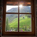 Blick am Morgen durch ein Fenster