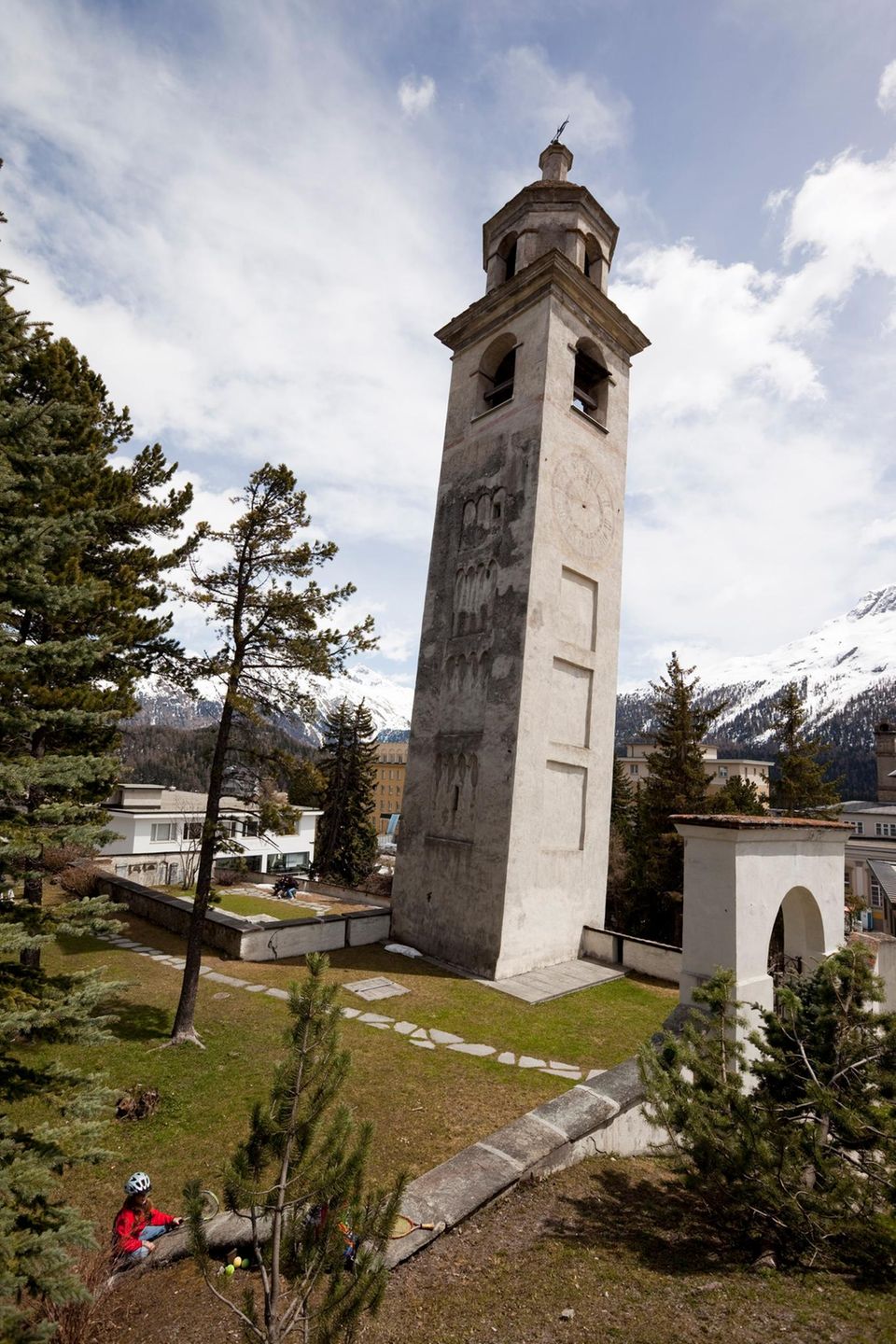 Der "Schiefe Turm" von St. Moritz im Kanton Graubuenden aus dem 13. Jahrhundert gehörte einst zur St. Mauritius-Kirche, die 1890 abgebaut wurde