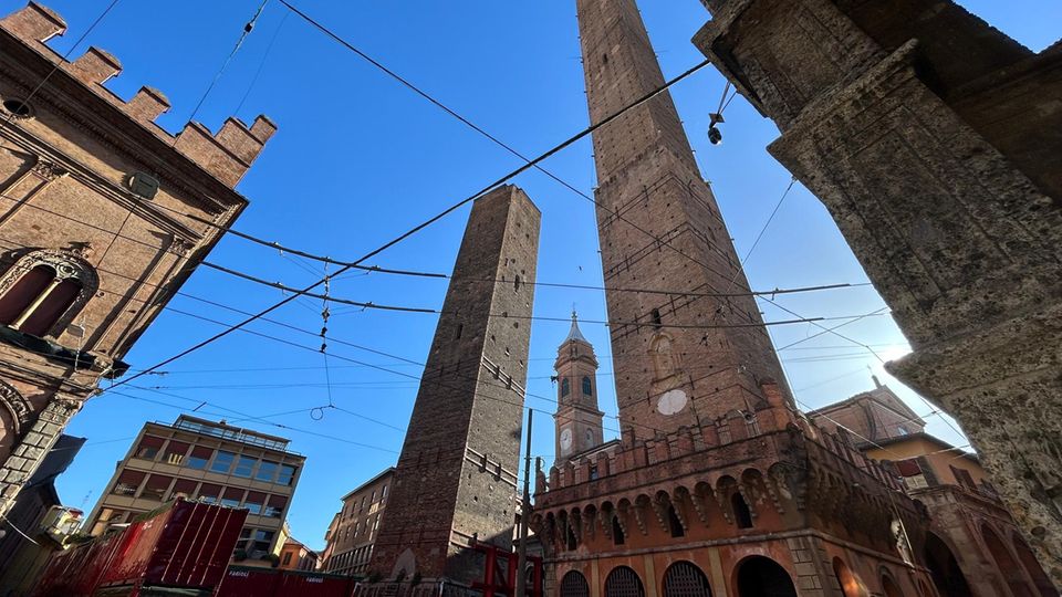 Die schiefen Türme von Bologna: Garisenda (l) und Asinelli