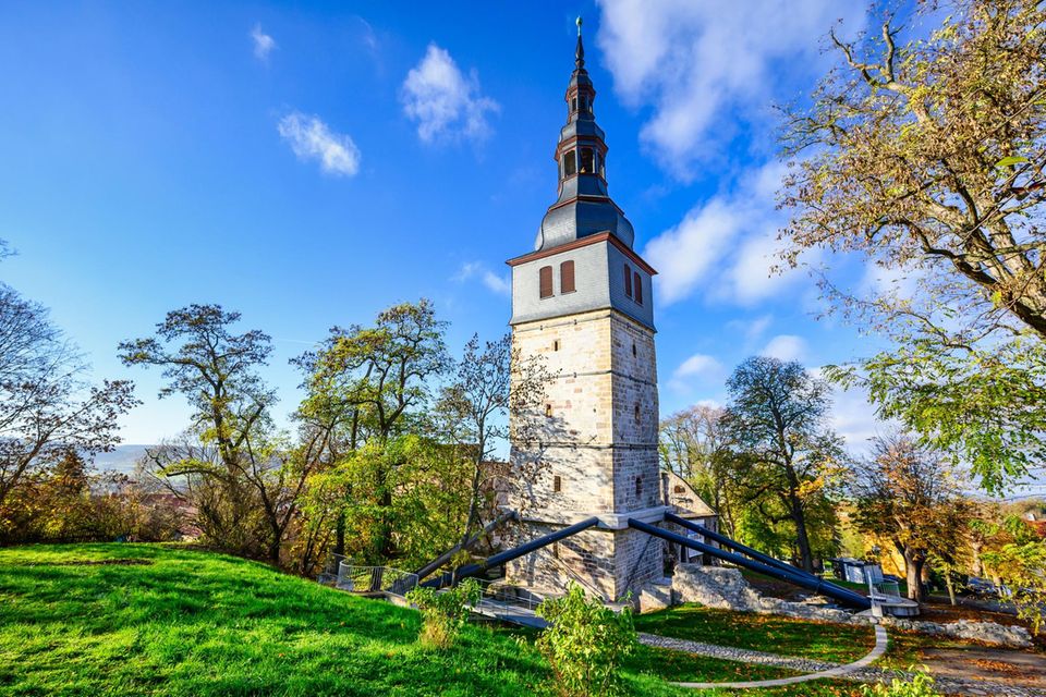 Blick auf den schiefen Kirchturm von Bad Frankenhausen