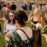 Protokollpunkt: Begrüßungsgetränk. "Ich greife gern auf Elemente von Streetphotography zurück, gerade bei der Begrüßung der Gäste. Ich liebe es, wie die Augen durch den Bildausschnitt hüpfen und immer wieder Neues entdecken. Bei dieser Hochzeit gab es Chips statt Kanapees." Die Jury würdigte auch diese Aufnahme der britischen Fotografin.   Finalistin in der Kategorie "Break the Rules": Jenna Kathleen, Großbritannien