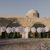 Im Kreis der Menschen, die am meisten zählen: Für seine Auslandshochzeit wählte dieses Paar Zypern als Destination. "Das Bild wurde kurz nach der Zeremonie aufgenommen, im goldenen Licht des späten Nachmittags, eingerahmt von altem Gemäuer unter dem offenem Himmel," schreibt die Fotografin. "Als würde die Zeit für einen Moment innehalten."   Finalistin in der Kategorie "I-do Crew": Karina Leonenko, Zypern     