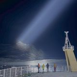 Ein Scheinwerferstrahl beleuchtet einen Gletscher in der Dunkelheit