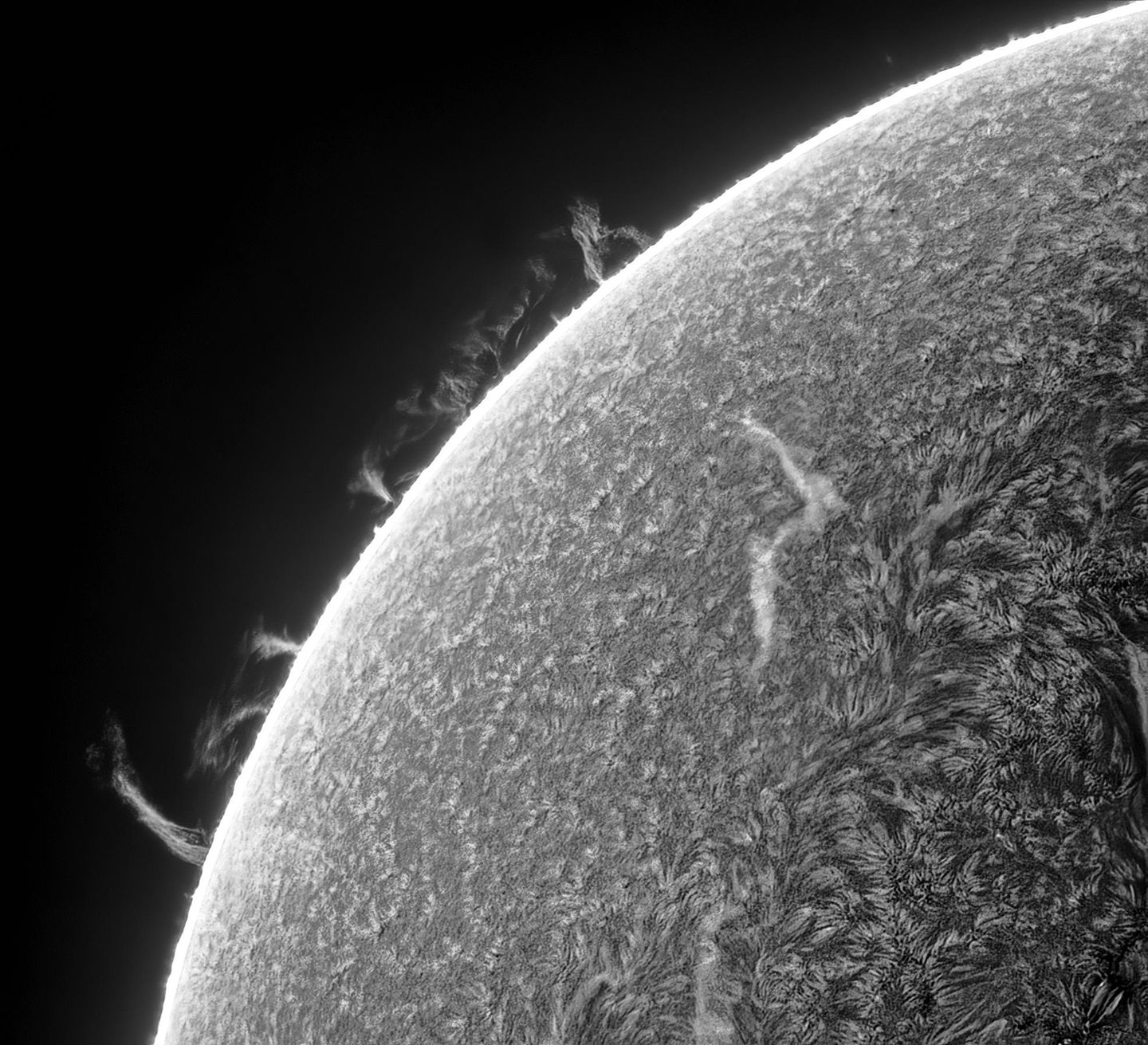 Eine Nahaufnahme der Sonne, die die Gasschicht aus Wasserstoff und Helium sichtbar macht