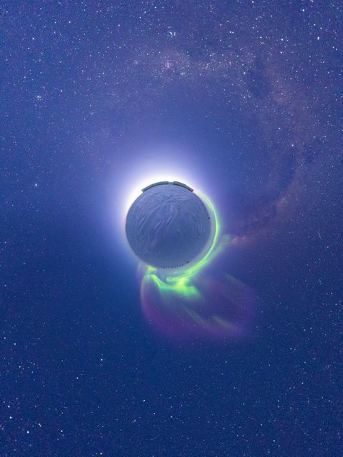 Eine Montage, die den Sonnenaufgang am geografischen Südpol zeigt