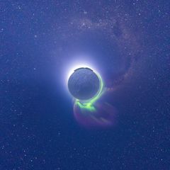 Eine Montage, die den Sonnenaufgang am geografischen Südpol zeigt