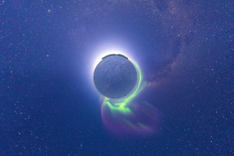 Eine Montage, die den Sonnenaufgang am geografischen Südpol zeigt