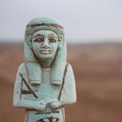 Eine bei einer Grabung gefundene, kleine Figur in Ägypten