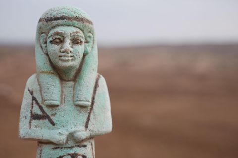 Eine bei einer Grabung gefundene, kleine Figur in Ägypten