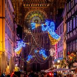 Festlich geschmückte Straße in Strasbourg an Weihnachten, Elsass, Frankreich