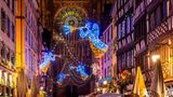 Festlich geschmückte Straße in Strasbourg an Weihnachten, Elsass, Frankreich