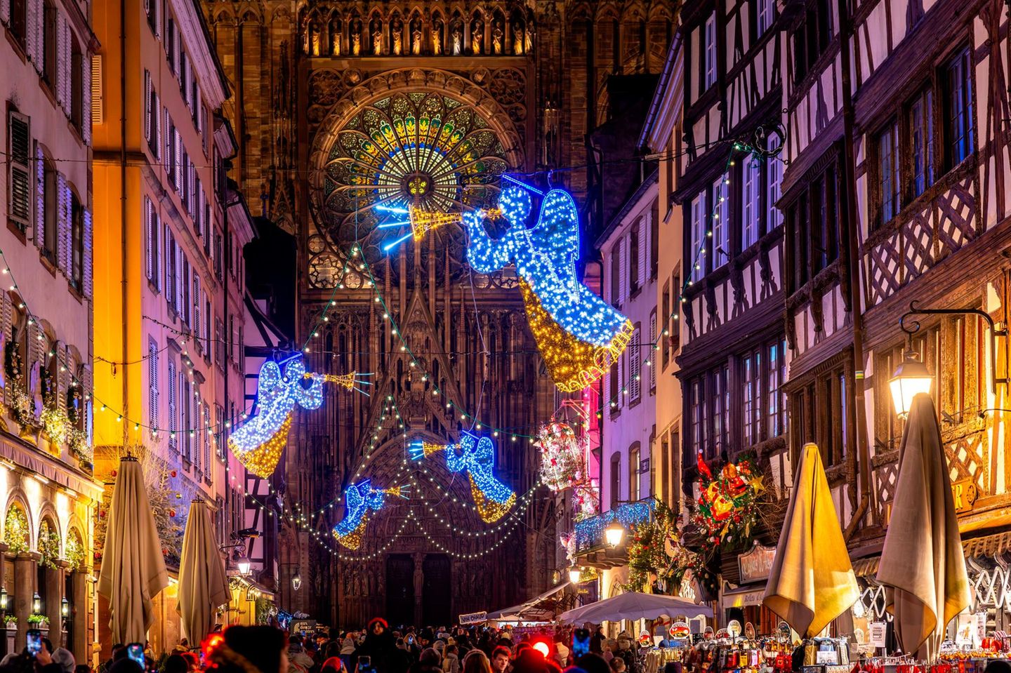 Festlich geschmückte Straße in Strasbourg an Weihnachten, Elsass, Frankreich