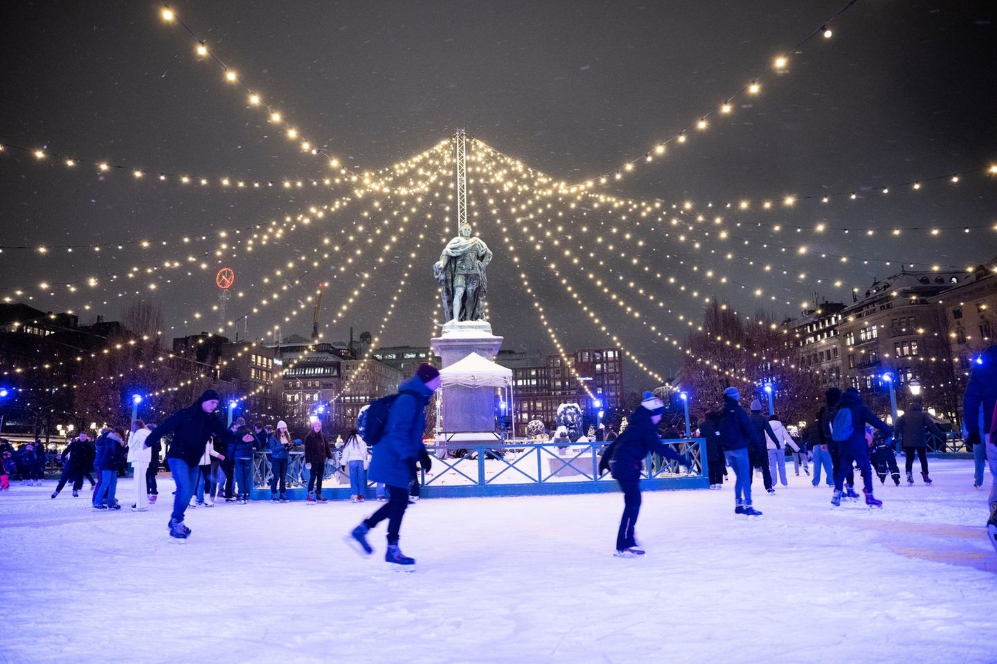 Stockholmer vergnügen sich beim Schlittschuhlaufen auf dem frisch präparierten Eis im Kungsträdgården