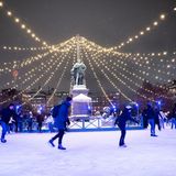 Stockholmer vergnügen sich beim Schlittschuhlaufen auf dem frisch präparierten Eis im Kungsträdgården