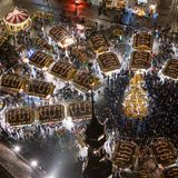 Weihnachtsmarkt auf dem Rathausplatz von Tallinn