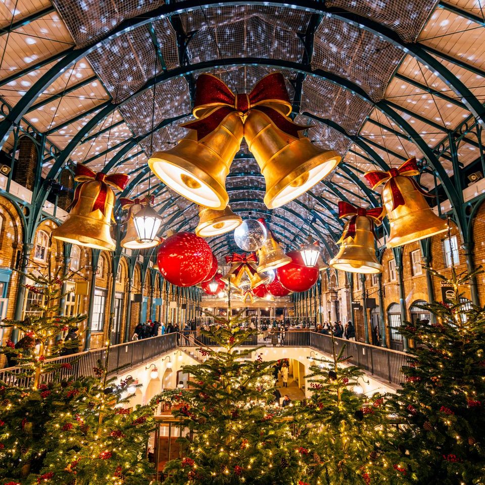 Weihnachtsdekoration, Tannenbäume und Lichter am Covent Garden Market in London