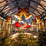 Weihnachtsdekoration, Tannenbäume und Lichter am Covent Garden Market in London