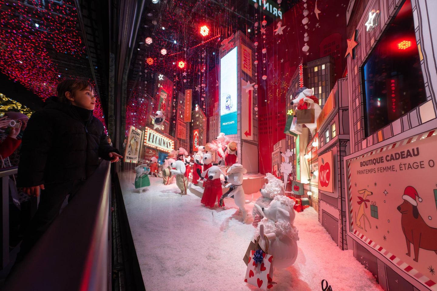 Kind am Schaufenster der Galeries Lafayette Paris Haussmann im Advent, Paris