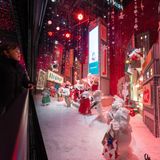 Kind am Schaufenster der Galeries Lafayette Paris Haussmann im Advent, Paris