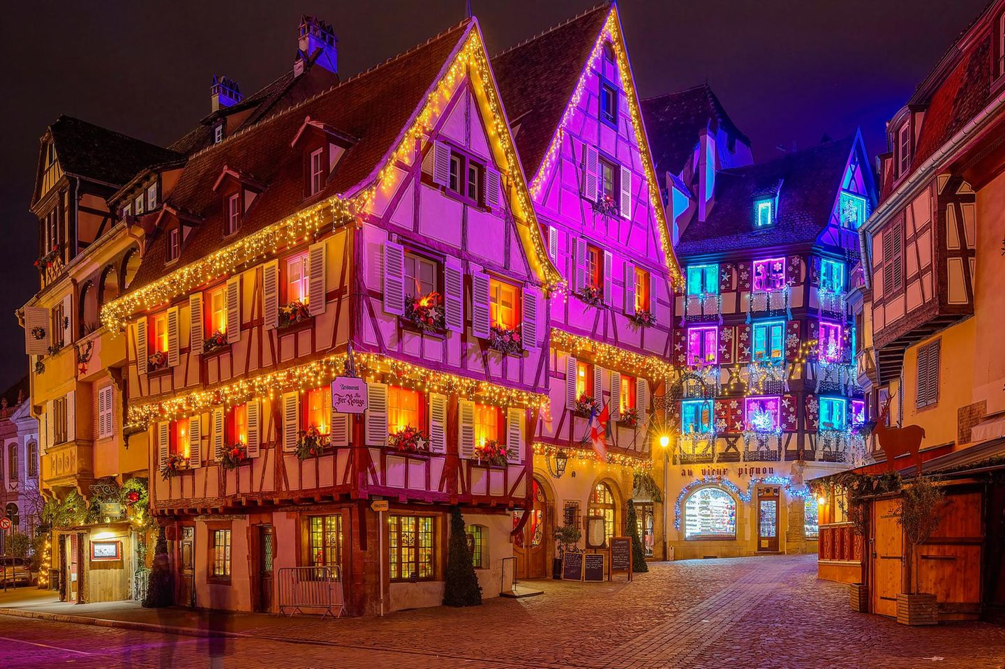 Erleuchteten Hausfassaden in bunten in Farben in Colmar zu Weihnachten