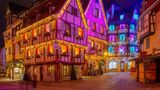 Erleuchteten Hausfassaden in bunten in Farben in Colmar zu Weihnachten