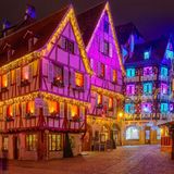 Erleuchteten Hausfassaden in bunten in Farben in Colmar zu Weihnachten