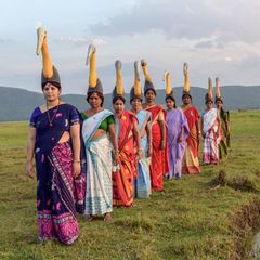 Frauen in einer Reihe mit Marabu-Hüten