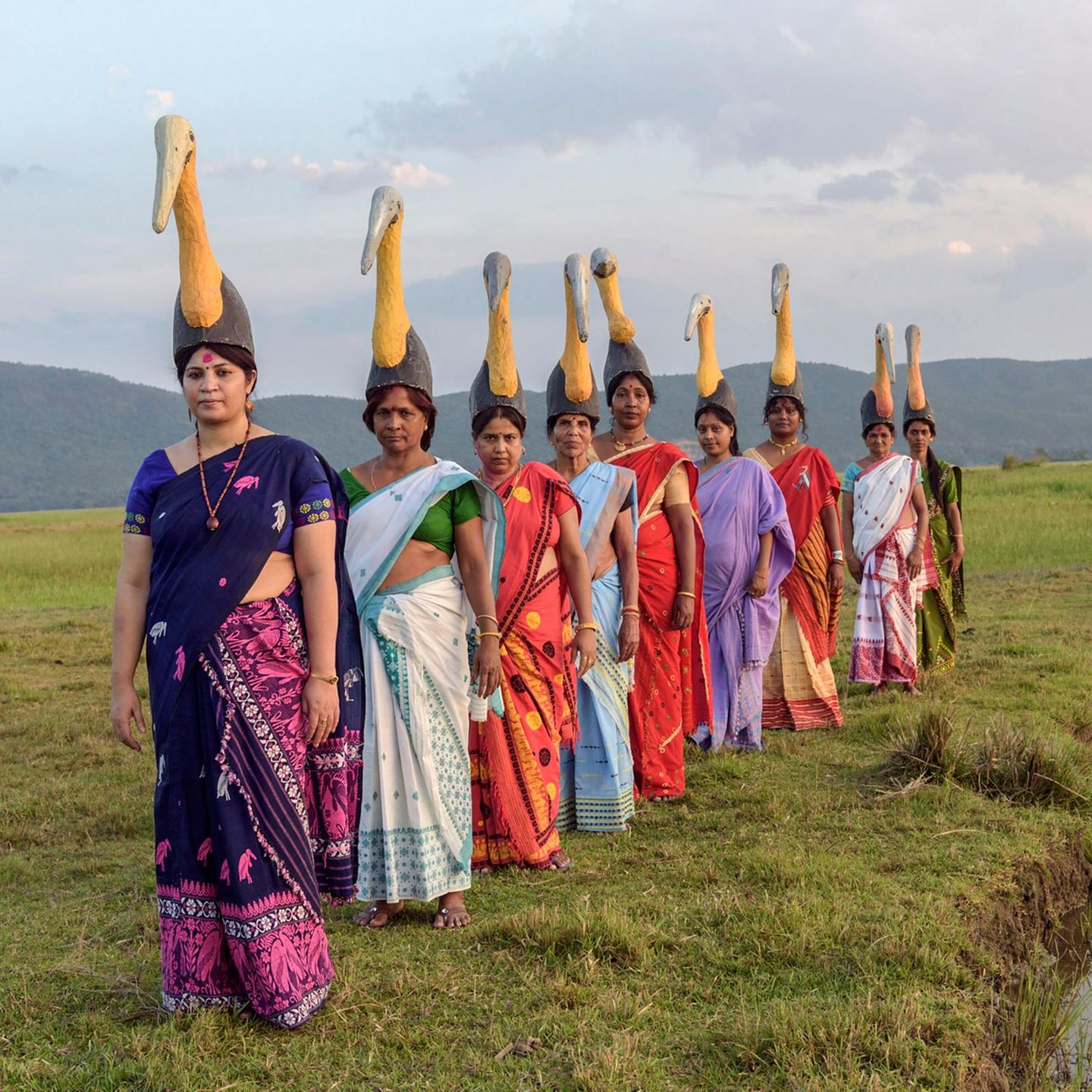 Frauen in einer Reihe mit Marabu-Hüten