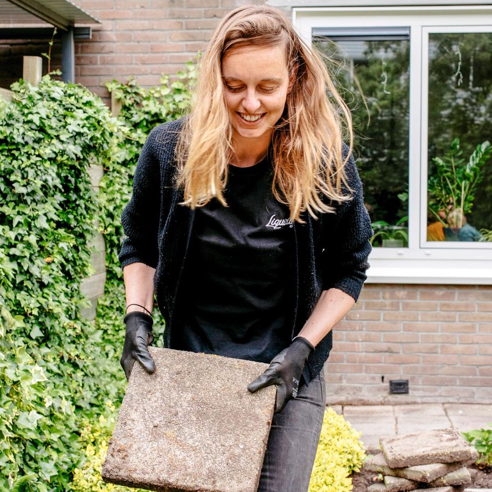 Frau mit Bodenplatte