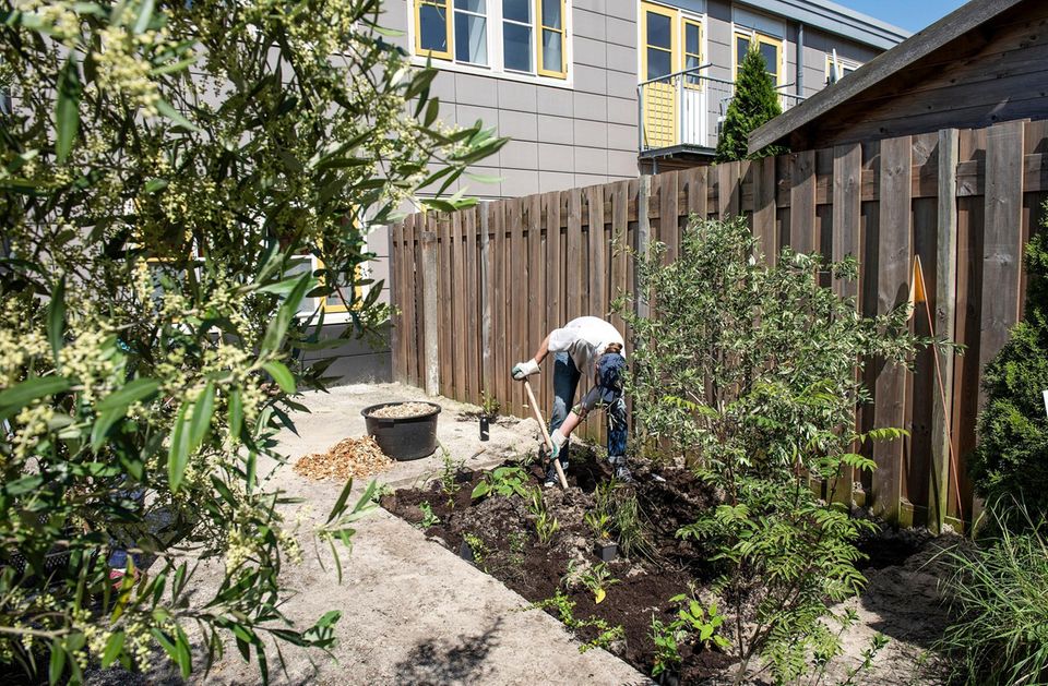 Mann mit Schaufel in einem Beet
