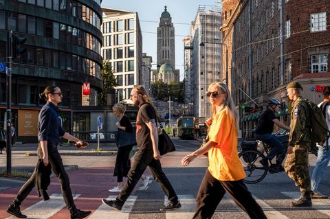 Fußgängerin auf Zebrastreifen in Helsinki