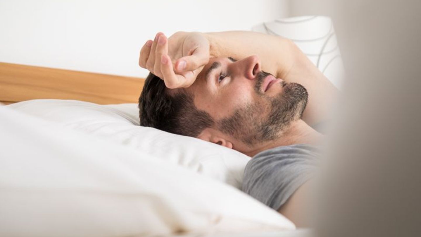 Durchschlafst-rungen-Nachts-pl-tzlich-hellwach-Wie-schlafe-ich-wieder-ein-
