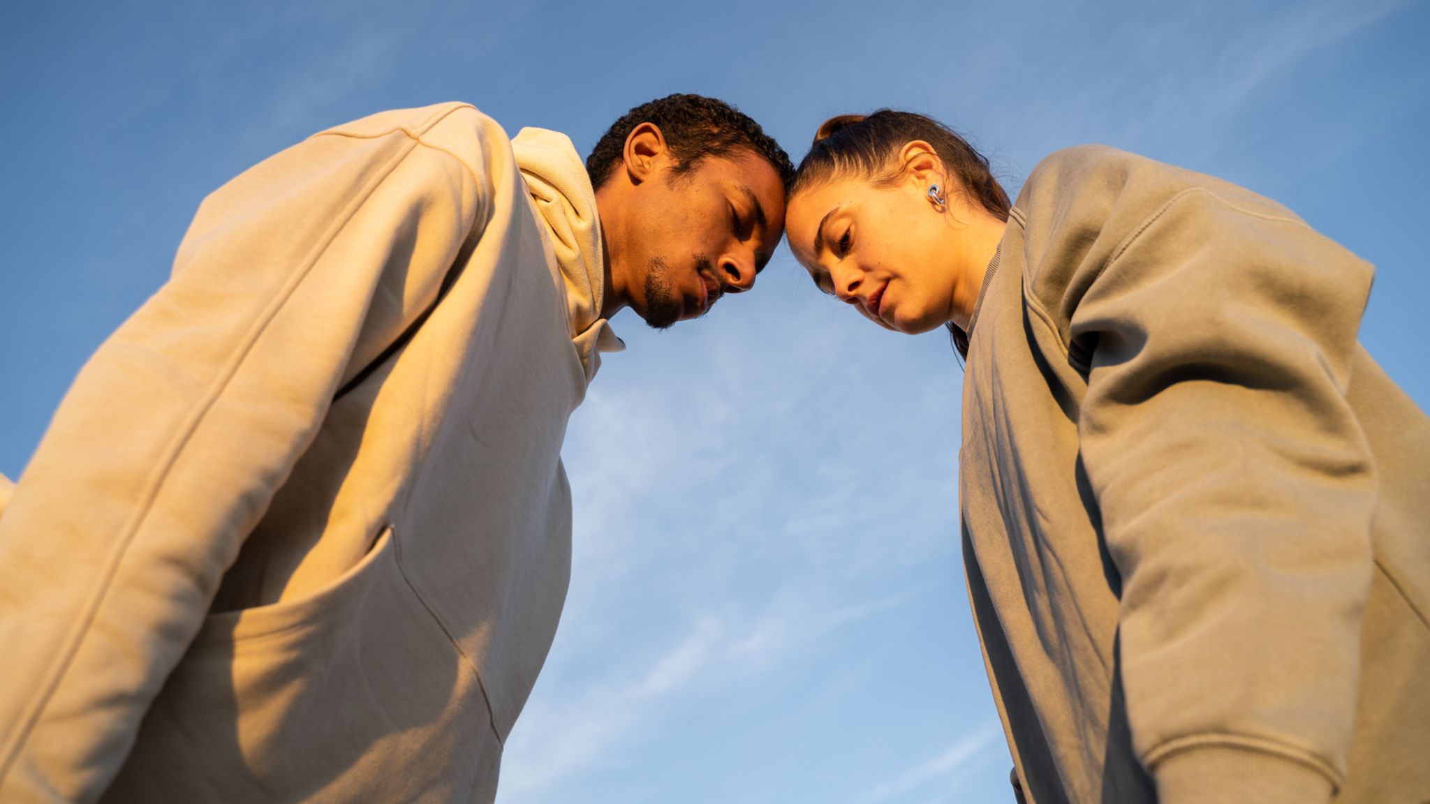 Ein Paar steht Stirn an Stirn