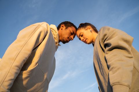 Ein Paar steht Stirn an Stirn